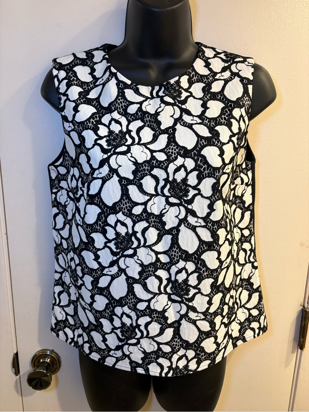 Diane Von Furstenberg floral A1 Betty top black white 4 Lace sleeveless